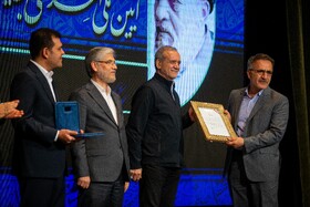 تقدیر از برگزیدگان توسط مسعود پزشکیان، رئیس جمهور در آیین ملی اهدای جایزه علامه طباطبایی