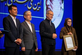 تقدیر از برگزیدگان توسط مسعود پزشکیان، رئیس جمهور در آیین ملی اهدای جایزه علامه طباطبایی