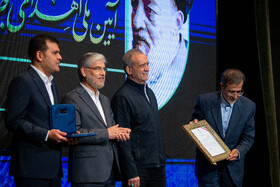 تقدیر از علی منتظری، رئیس جهاد دانشگاهی توسط مسعود پزشکیان، رئیس جمهور در آیین ملی اهدای جایزه علامه طباطبایی