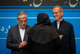 مسعود پزشکیان، رئیس جمهور و حسین سیمایی صرّاف، وزیر علوم در آیین ملی اهدای جایزه علامه طباطبایی