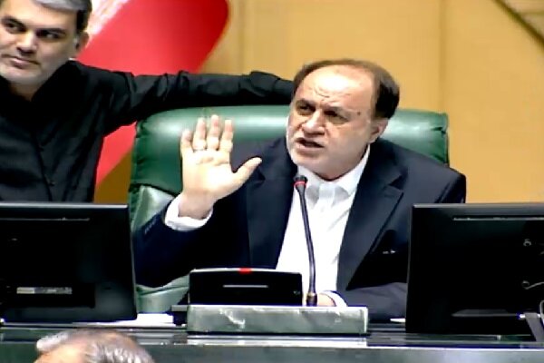 حاجیبابایی: ایران در هیچ برههای از تاریخ در برابر دشمن زانو نزده است حاجیبابایی: ایران در هیچ برههای از تاریخ در برابر دشمن زانو نزده است