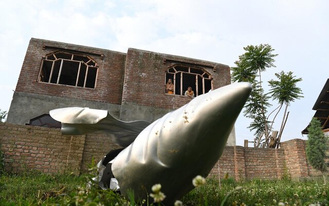 لاشه جنگنده سرنگون شده هند توسط پاکستان مقام هندی ادعا کرد: چین برای سرنگونی جنگندههای ما به پاکستان کمک کرد