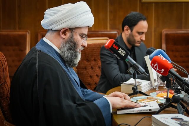 رونمایی از کتاب «الگوی سیاست‌ورزی شهید» با موضوع الگوی حکمرانی شهید رئیسی