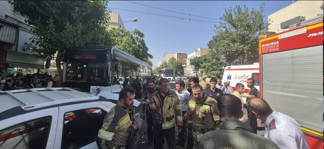عکس : تزئینی فوت ۲ عابر پیاده در برخورد اتوبوس در خیابان ۱۷ شهریور تهران