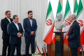 علی اکبر صالحی وزیر پیشین، سید عباس عراقچی، وزیر امور خارجه و فرزند حسین امیر عبداللهیان در مراسم گرامیداشت اولین سالگرد شهادت حسین امیرعبداللهیان
