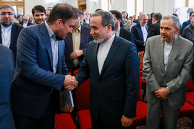 سید عباس عراقچی، وزیر امور خارجه و فرزند حسین امیرعبداللهیان در مراسم گرامیداشت اولین سالگرد شهادت پدرش