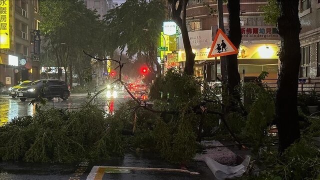 عکس آرشیوی است طوفان در فیلیپین ۱۰ کشته و مفقود برجای گذاشت