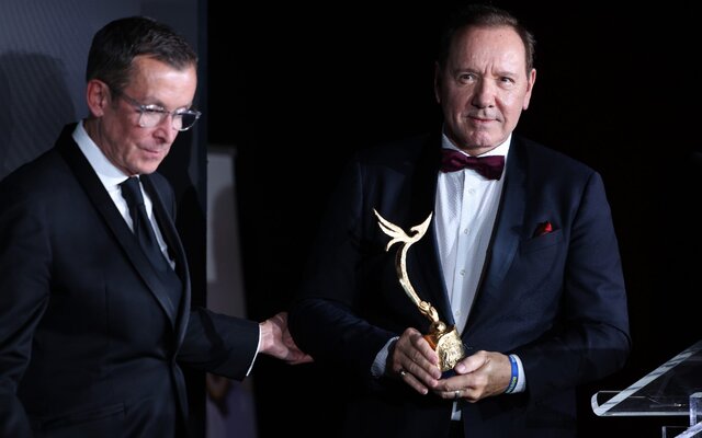 کن، کوین اسپیسی را گردن نگرفت کن، کوین اسپیسی را گردن نگرفت