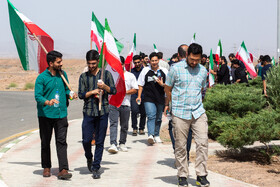 تجمع دانشجویان قمی در مقابل سایت هسته ای فردو