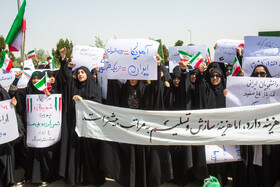 تجمع دانشجویان قمی در مقابل سایت هسته ای فردو