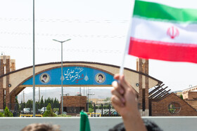 تجمع دانشجویان قمی در مقابل سایت هسته ای فردو