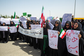 تجمع دانشجویان قمی در مقابل سایت هسته ای فردو