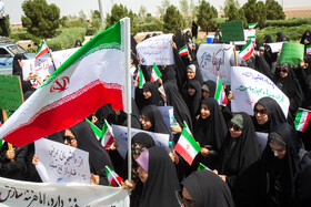 تجمع دانشجویان قمی در مقابل سایت هسته ای فردو