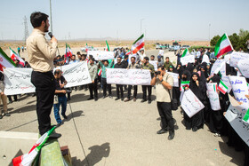 تجمع دانشجویان قمی در مقابل سایت هسته ای فردو