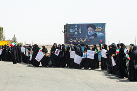 تجمع دانشجویان قمی در مقابل سایت هسته ای فردو