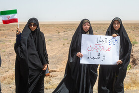 تجمع دانشجویان قمی در مقابل سایت هسته ای فردو