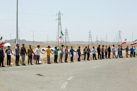 تجمع دانشجویان قمی در مقابل سایت هسته ای فردو