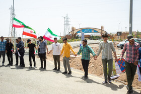 تجمع دانشجویان قمی در مقابل سایت هسته ای فردو