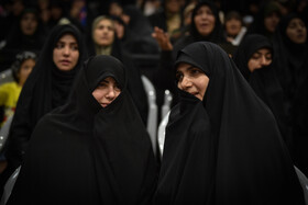 مریم فاتحی زاده مدیرکل دفتر امور بانوان و خانواده استانداری اصفهان و  ریحانه سادات رئیسی فرزند شهیدسید ابراهیم رئیسی