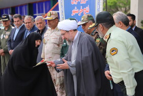 تجلیل از خانواده شهدا در مراسم صبحگاه مشترک نیروهای‌ مسلح آذربایجان شرقی