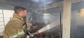 حریق در انبار ساختمان اداری خیابان طالقانی/ اعزام ۴ ایستگاه آتش‌نشانی