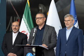 از راست مجتبی عبداللهی، استاندار البرز، حسین پورفرزانه، رئیس سازمان هواپیمایی کشور و علی حدادی نماینده مجلس شورای اسلامی در آغاز فعالیت رسمی نخستین تاکسی هوایی کشور