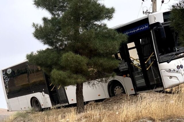 ۴ نفر در حادثه انحراف اتوبوس در بوستان فدک قزوین مصدوم شدند