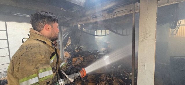 حریق در انبار ساختمان اداری خیابان طالقانی/ اعزام ۴ ایستگاه آتش‌نشانی