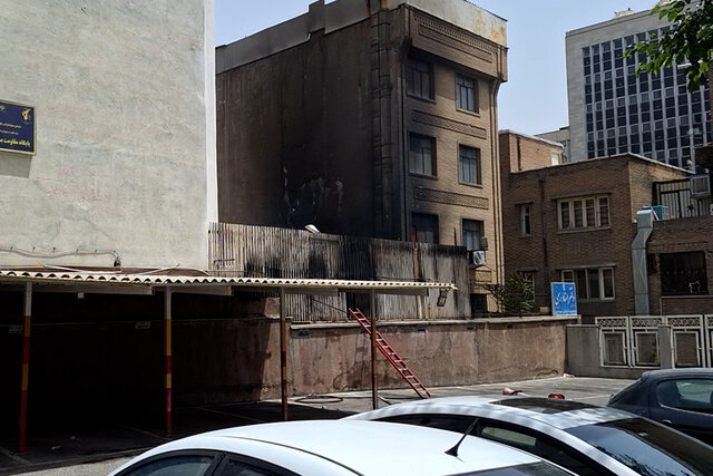 ویدیو/ مهار حریق در ساختمان اداری خیابان طالقانی؛ فعالیت آتشنشانان ادامه دارد ویدیو/ مهار حریق در ساختمان اداری خیابان طالقانی؛ فعالیت آتشنشانان ادامه دارد