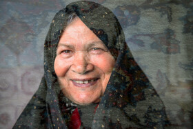 زن بافنده فرش در روستای «سلطان آباد» اراک 