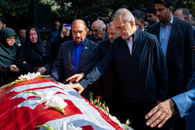 مسعود پزشکیان، رئیس جمهور، فاطمه مهاجرانی، سخنگوی دولت و علیرضا کاظمی وزیر آموزش و پرورش در مراسم تشییع پیکر مرحوم «ناصر قفلی» رئیس مجمع خیرین مدرسه‌ساز
