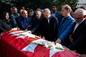 مسعود پزشکیان، رئیس جمهور و علیرضا کاظمی وزیر آموزش و پرورش در مراسم تشییع پیکر مرحوم «ناصر قفلی» رئیس مجمع خیرین مدرسه‌ساز