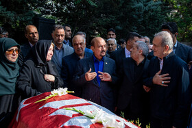 مسعود پزشکیان، رئیس جمهور، فاطمه مهاجرانی، سخنگوی دولت و علیرضا کاظمی وزیر آموزش و پرورش در مراسم تشییع پیکر مرحوم «ناصر قفلی» رئیس مجمع خیرین مدرسه‌ساز