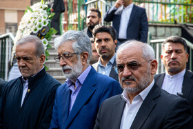 مسعود پزشکیان، رئیس جمهور، غلامعلی حدادعادل، رئیس فرهنگستان زبان و ادب فارسی و محسن حاجی‌میرزایی، رییس دفتر رییس جمهور در مراسم تشییع پیکر مرحوم «ناصر قفلی» رئیس مجمع خیرین مدرسه‌ساز