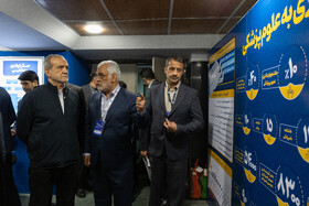 بازدید مسعود پزشکیان، رئیس‌جمهور و محمدمهدی طهرانچی، رئيس دانشگاه آزاد از نمایشگاه دستاورد‌های دانشگاه آزاد در حاشیه مراسم چهل و سومین سالروز تاسیس دانشگاه آزاد اسلامی