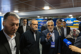 بازدید مسعود پزشکیان، رئیس‌جمهور و محمدمهدی طهرانچی، رئيس دانشگاه آزاد از نمایشگاه دستاورد‌های دانشگاه آزاد در حاشیه مراسم چهل و سومین سالروز تاسیس دانشگاه آزاد اسلامی