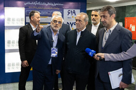 بازدید مسعود پزشکیان، رئیس‌جمهور و محمدمهدی طهرانچی، رئيس دانشگاه آزاد از نمایشگاه دستاورد‌های دانشگاه آزاد در حاشیه مراسم چهل و سومین سالروز تاسیس دانشگاه آزاد اسلامی