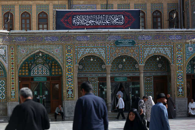 اهتزاز پرچم عزای جوادالائمه(ع) بر فراز گنبد مطهر حرم بانوی کرامت+تصاویر