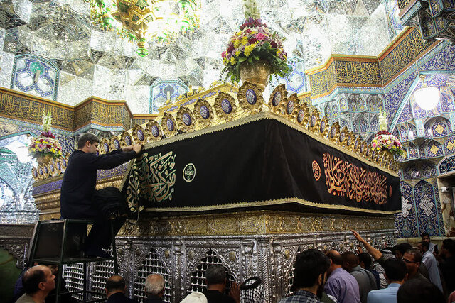 اهتزاز پرچم عزای جوادالائمه(ع) بر فراز گنبد مطهر حرم بانوی کرامت+تصاویر