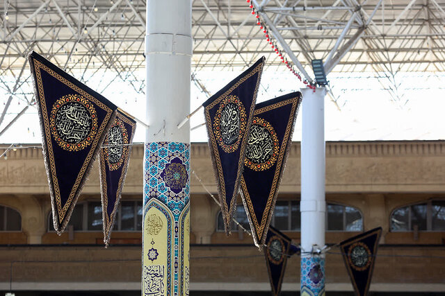 اهتزاز پرچم عزای جوادالائمه(ع) بر فراز گنبد مطهر حرم بانوی کرامت+تصاویر