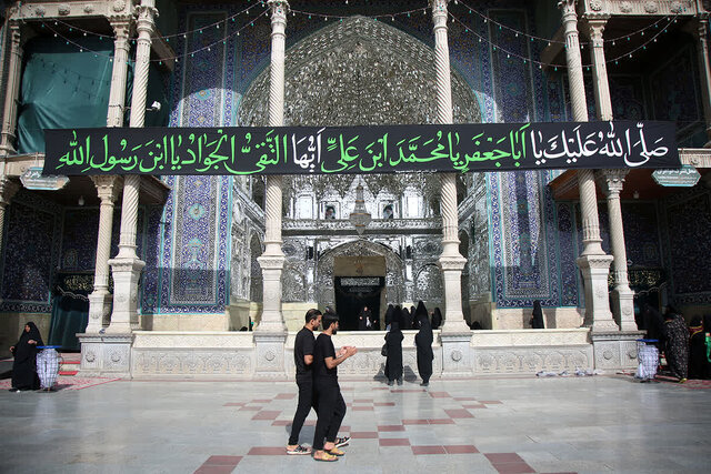 اهتزاز پرچم عزای جوادالائمه(ع) بر فراز گنبد مطهر حرم بانوی کرامت+تصاویر