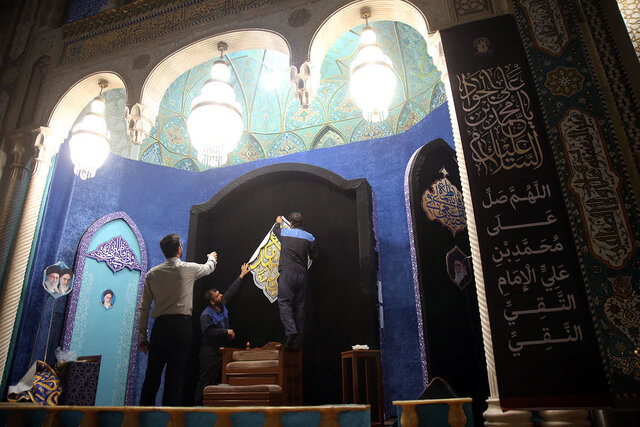 اهتزاز پرچم عزای جوادالائمه(ع) بر فراز گنبد مطهر حرم بانوی کرامت+تصاویر