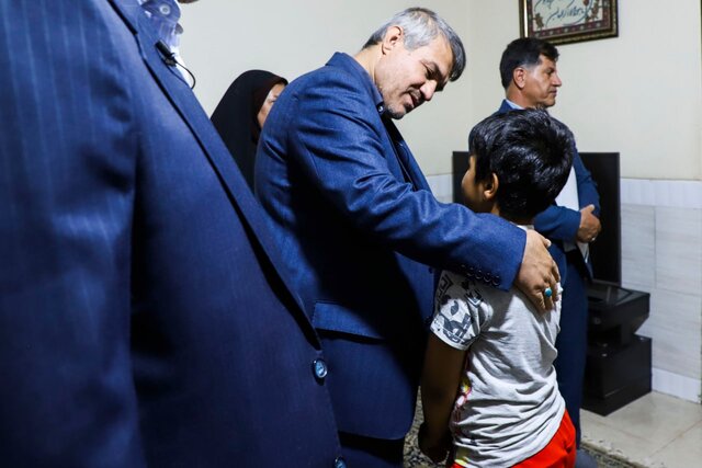 از وعده ساخت سرپناه برای خانواده زندانی تا خرید دوچرخه برای پسرک هشت‌ساله