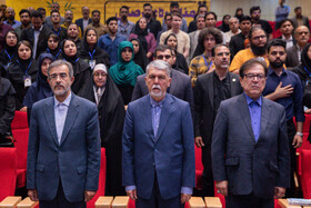 از راست محمد حسین ایمانی خوشخو، رئیس دانشگاه علم و فرهنگ، سید عباس صالحی، وزیر فرهنگ و ارشاد و علی منتظری، رئیس جهاد دانشگاهی در اختتامیه سیزدهمین دوره مسابقات ملی مناظره دانشجویان ایران