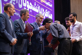 سید عباس صالحی، وزیر فرهنگ و ارشاد و علی منتظری، رئیس جهاد دانشگاهی در اختتامیه سیزدهمین دوره مسابقات ملی مناظره دانشجویان ایران