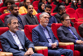 از راست محمد حسین ایمانی خوشخو، رئیس دانشگاه علم و فرهنگ، سید عباس صالحی، وزیر فرهنگ و ارشاد و علی منتظری، رئیس جهاد دانشگاهی در اختتامیه سیزدهمین دوره مسابقات ملی مناظره دانشجویان ایران