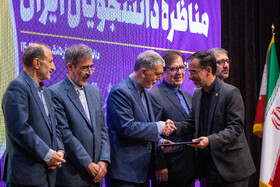 سید عباس صالحی، وزیر فرهنگ و ارشاد و علی منتظری، رئیس جهاد دانشگاهی در اختتامیه سیزدهمین دوره مسابقات ملی مناظره دانشجویان ایران