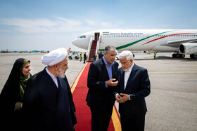 محمدرضا عارف، معاون اول رئیس جمهور،محمد اسلامی، رئیس سازمان انرژی اتمی، محسن قمی، معاون ارتباطات بین الملل دفتر رهبری و فرزانه صادق، وزیر راه و شهرسازی در مراسم بدرقه رئیس جمهور به کشور عمان