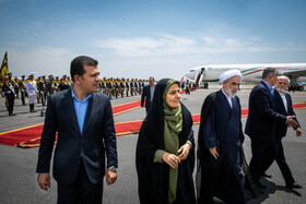 محمدرضا عارف، معاون اول رئیس جمهور،محمد اسلامی، رئیس سازمان انرژی اتمی، محسن قمی، معاون ارتباطات بین الملل دفتر رهبری و فرزانه صادق، وزیر راه و شهرسازی و حسین افشین، معاون علمی رییس جمهور در مراسم بدرقه رئیس جمهور به کشور عمان