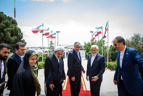 محمدرضا عارف، معاون اول رئیس جمهور،محمد اسلامی، رئیس سازمان انرژی اتمی، محسن قمی، معاون ارتباطات بین الملل دفتر رهبری و فرزانه صادق، وزیر راه و شهرسازی و حسین افشین، معاون علمی رییس جمهور در مراسم بدرقه رئیس جمهور به کشور عمان